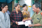 Tặng quà hỗ trợ ngư dân có hoàn cảnh khó khăn tỉnh Quảng Bình