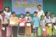 Trao quà trung thu cho trẻ em cù lao Long Phước